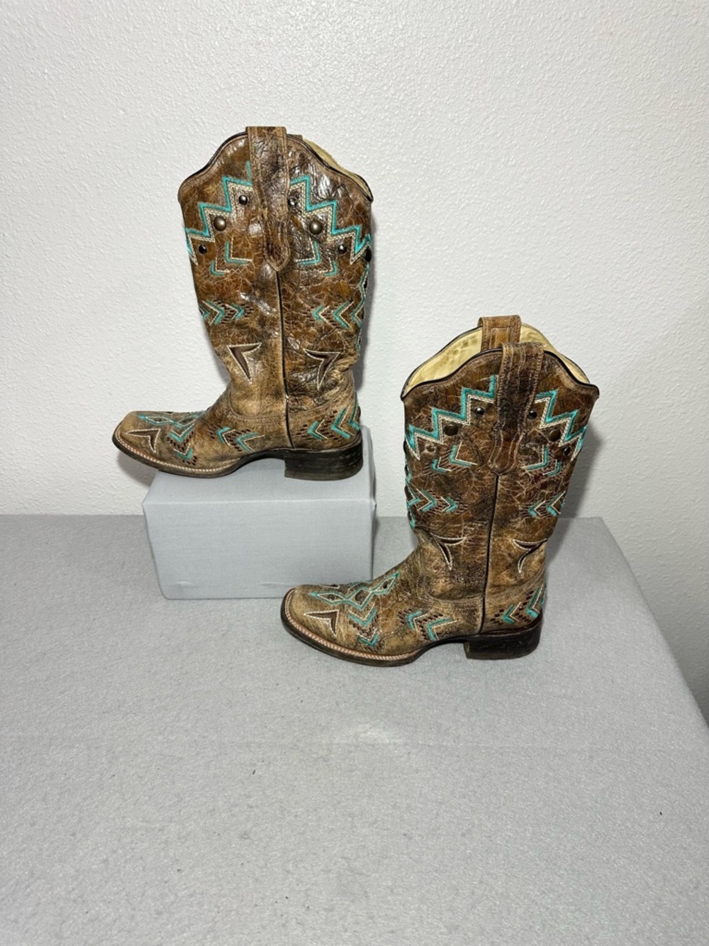 CORRAL EMBROIDERED SOUTHWEST COWGIRL BOOTS - SQUARE TOE‎